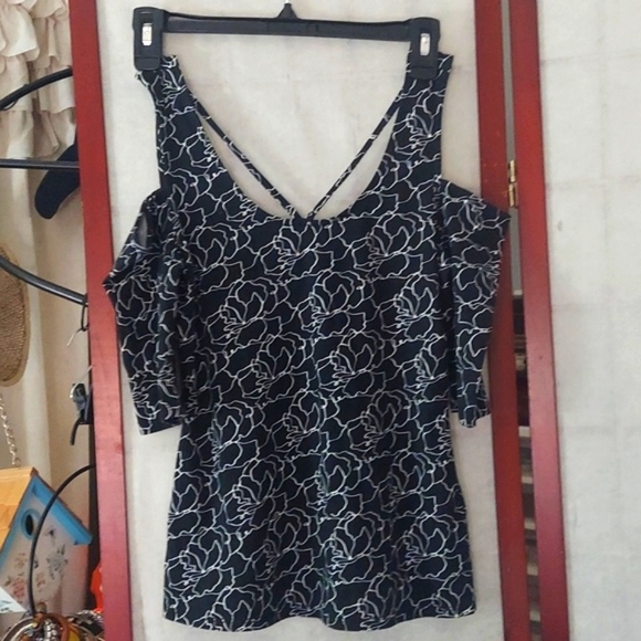 GUESS Black n White Floral design Cold Shoulder Front strappy bikercore Top XS - Picture 3 of 9